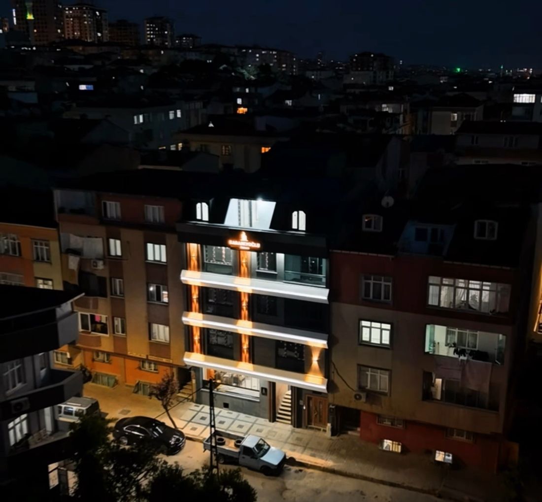 Karabeyoğlu İnşaat binası gece görünümü